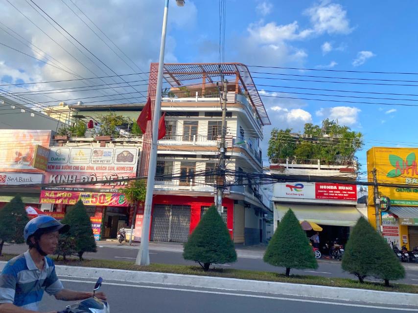 Bán nhà 3 tầng góc 2 mặt tiền đường 2/4, phường Vĩnh Hải, Nha Trang