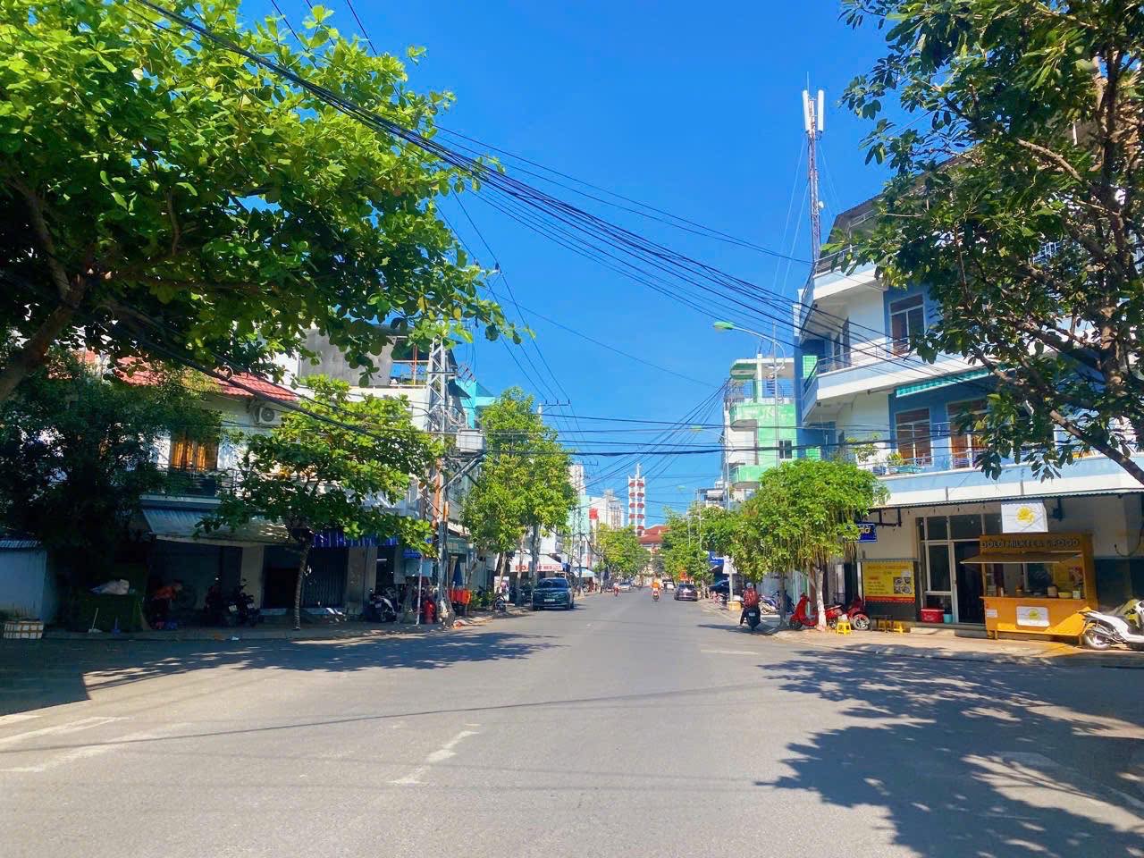 Nhà phố Kinh doanh mặt tiền rộng 12m ngay ngã 3 Cửu Long & Lê Hồng Phong 