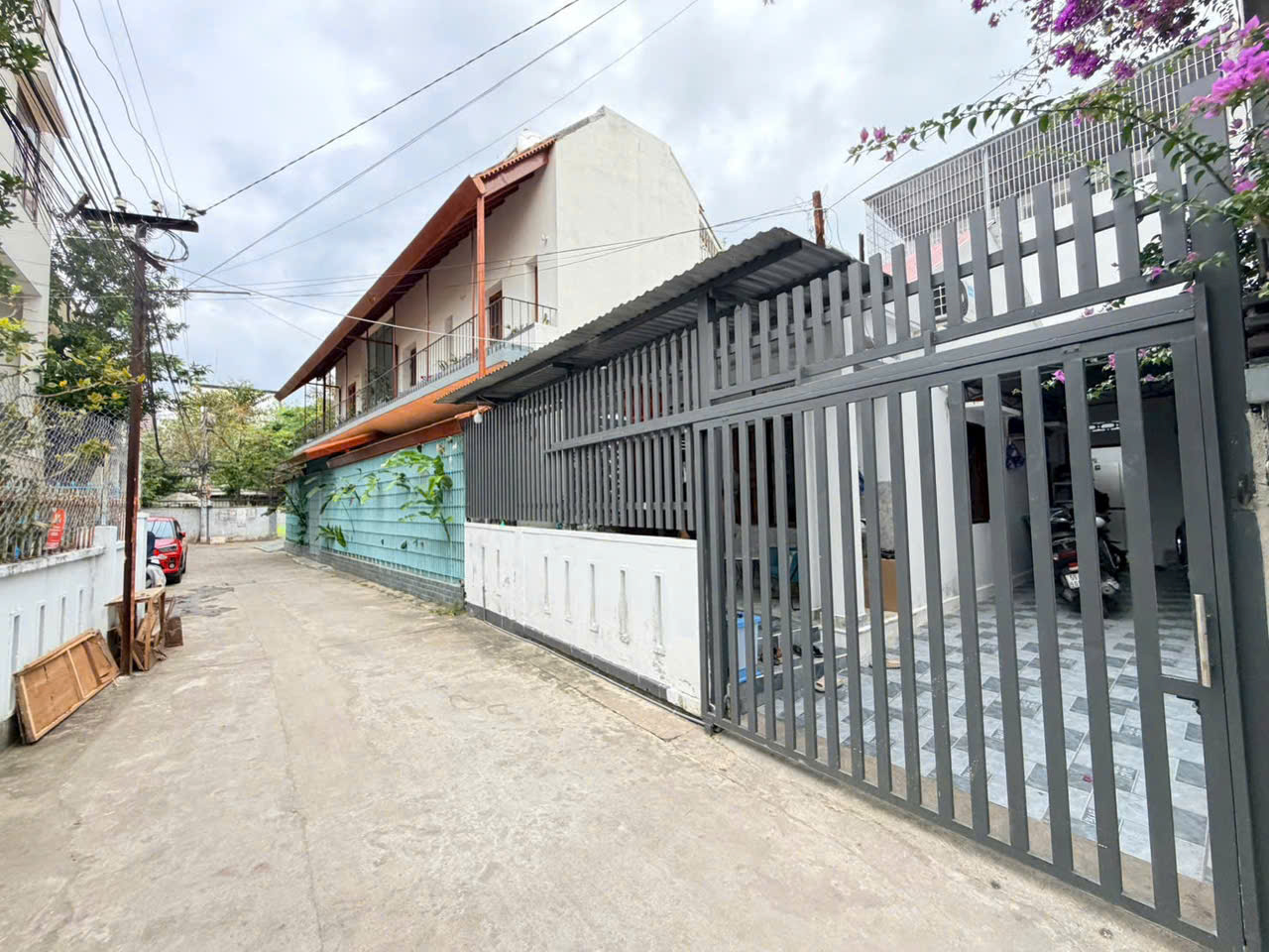 Nhà Nguyễn Biểu - ngang rộng 7,2m * Cách biển Hòn Chồng: 700m. Dt 97m2. Giá 7.1ty