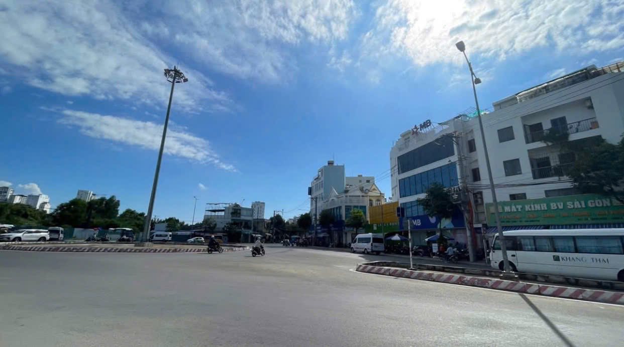 Bán nhà Cấp 4 mặt tiền đường Nguyễn Đức Cảnh, ngay Vòng xoay Hoàng Diệu, Nha Trang