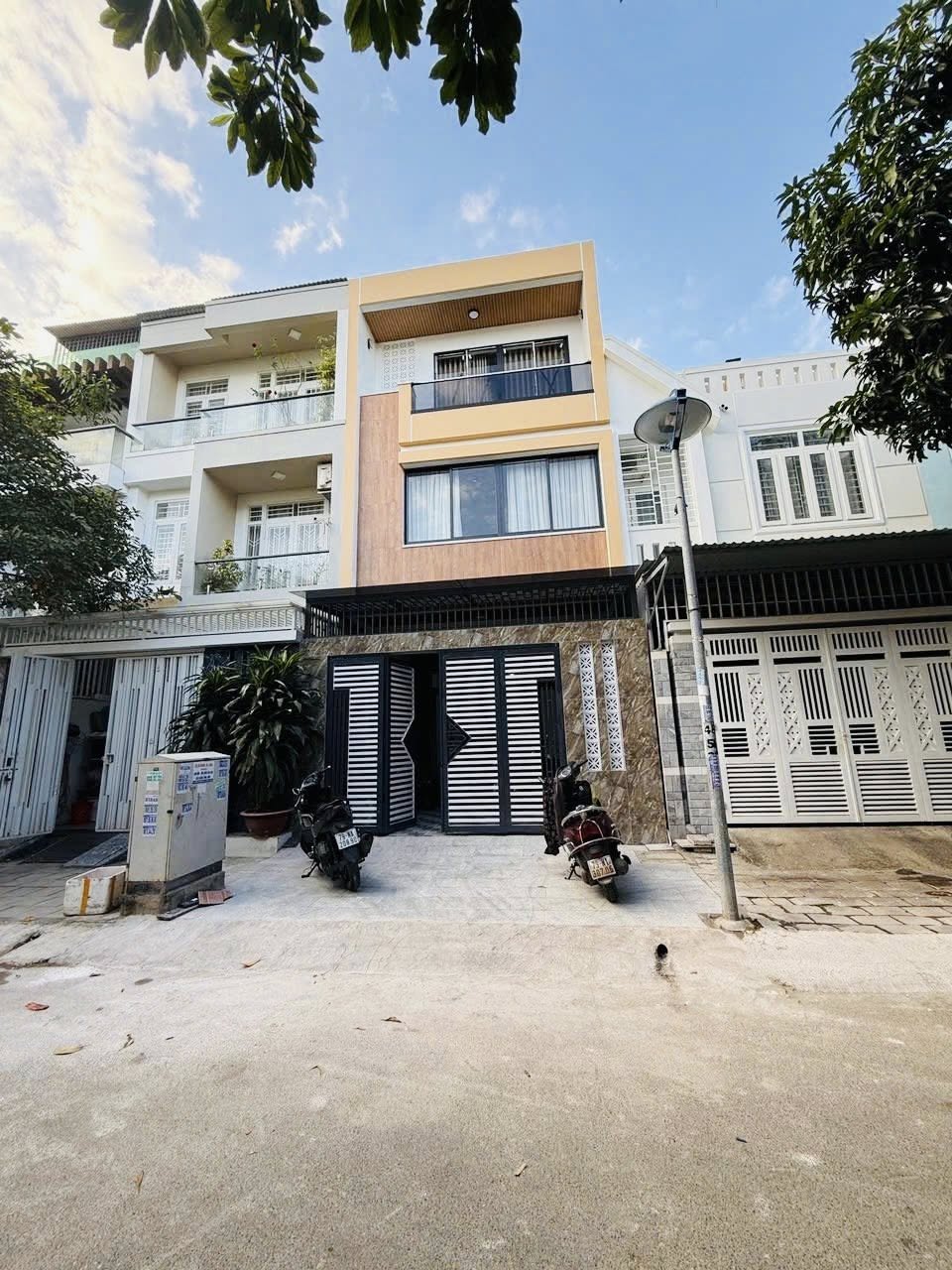 Bán nhà đẹp mới xây Khu đô thị Phước Long A mặt tiền Trần Tử Bình - Nha Trang - Có thang máy.