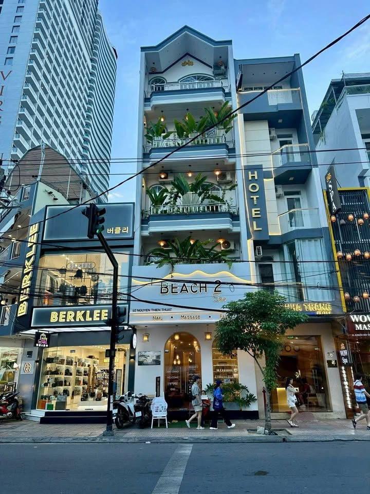 Bán nhà mặt tiền đường Nguyễn Thiện Thuật, Nha Trang, cách Biển 300m