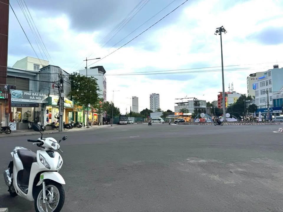 Bán đất tặng nhà mặt tiền đường Nguyễn Thị Định gần vòng xoay, ra biển 3p