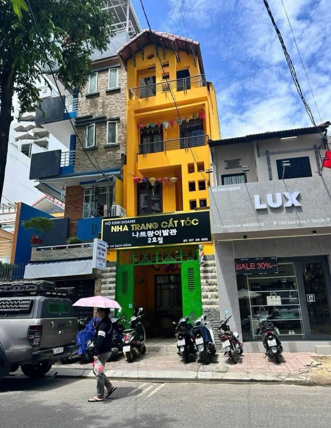 Bán nhà mặt tiền đường Bạch Đằng, Nha Trang, gần Tô Hiến Thành