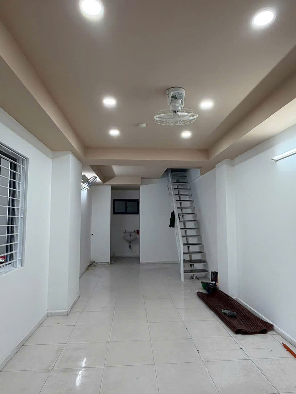 Giá bán 3 tỷ 350 tr thương mau mắn. Sẵn dòng tiền cho thuê ổn định.Hàng hiếm shophouse rẻ bằng lô đất. DT 59.9m2.