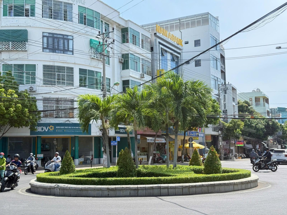 Bán căn góc đẹp đường Dã Tượng, Nha Trang, cách biển 500m giá 160tr/m².