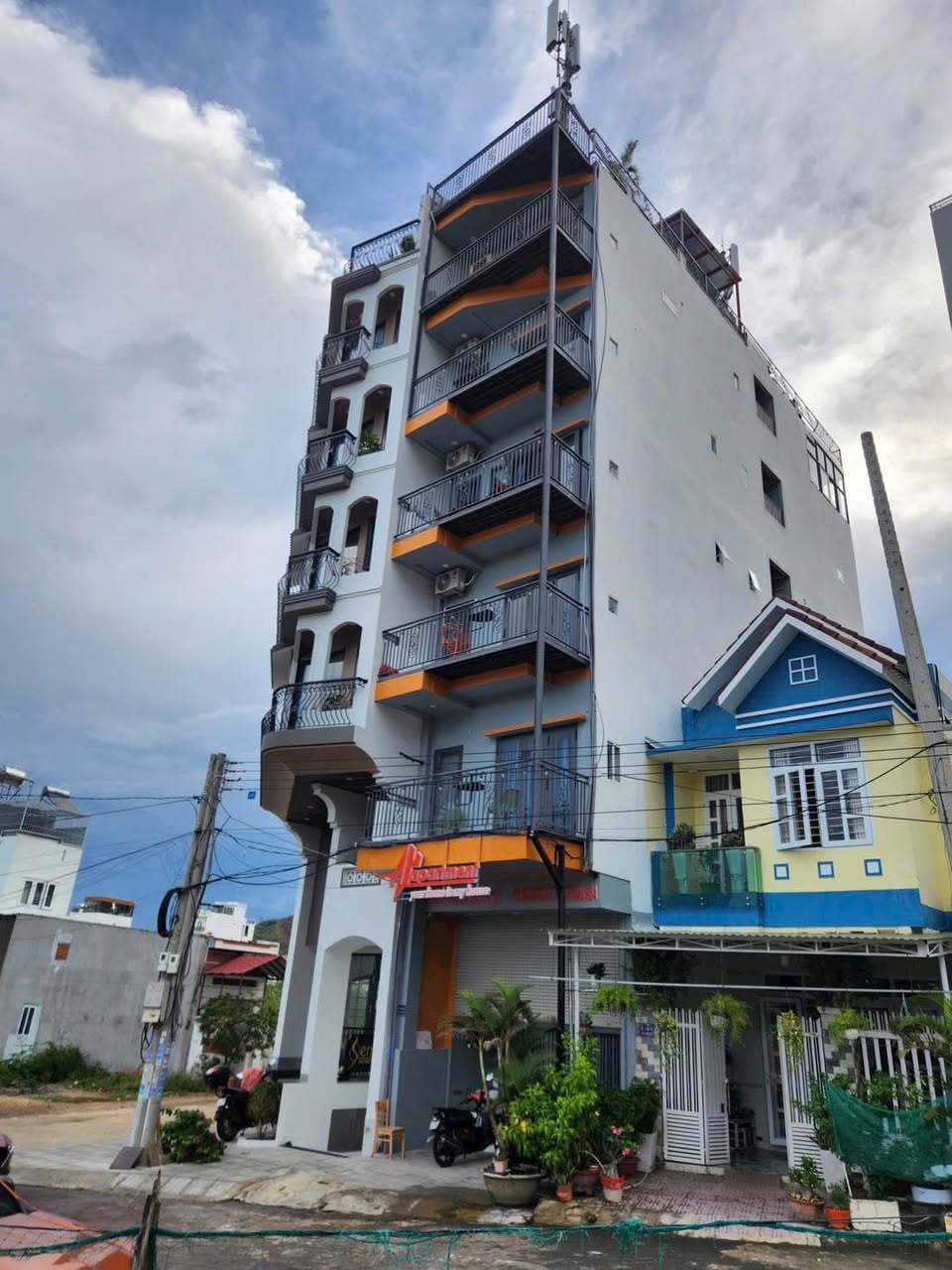 Bán toà nhà Căn hộ đường Triệu Quốc Đạt, Nha Trang, gần Bến du thuyền