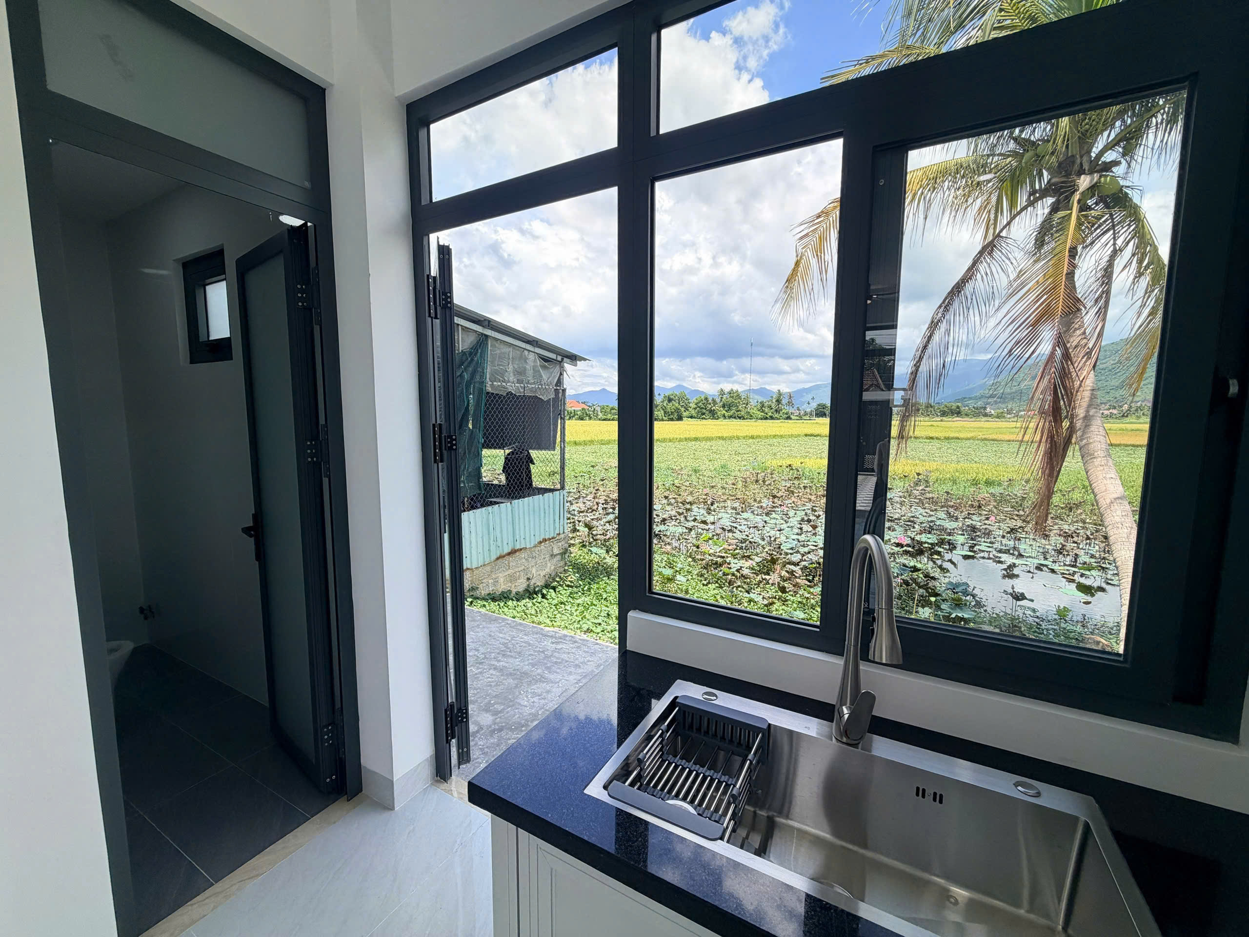 Bán 2 căn nhà sát nhau view hồ sen cực đẹp mặt tiền đường lớn kinh doanh. Dt 123m2. Giá 2.590ty