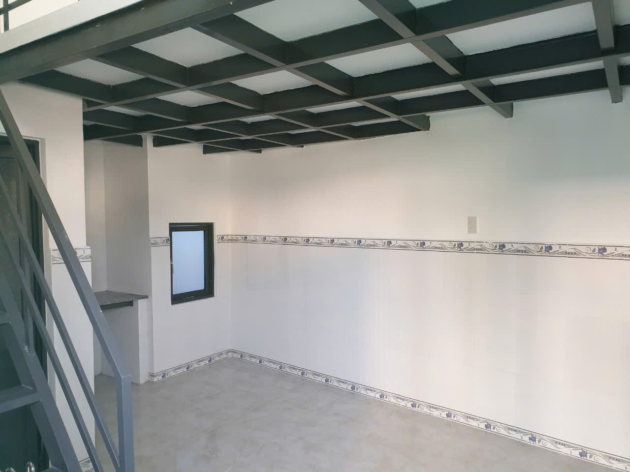 Dãy phòng trọ hẻm Cao Văn Bé - cách Biển Hòn Chồng: 500m. DT 75.9m2. Giá 4.650ty