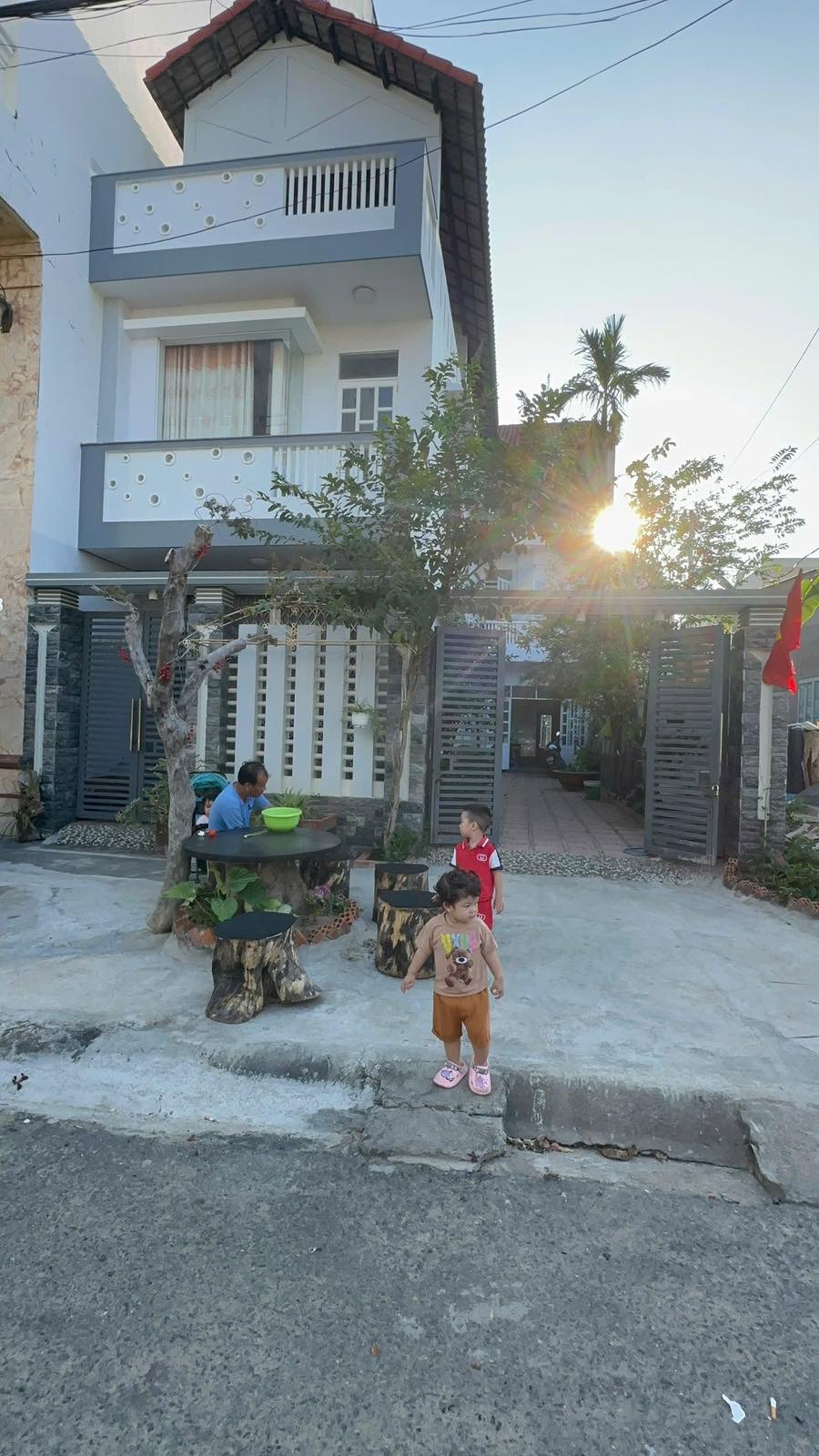 Bán nhà mặt tiền đường Nguyễn Dữ, Khu Đường Đệ, Nha Trang