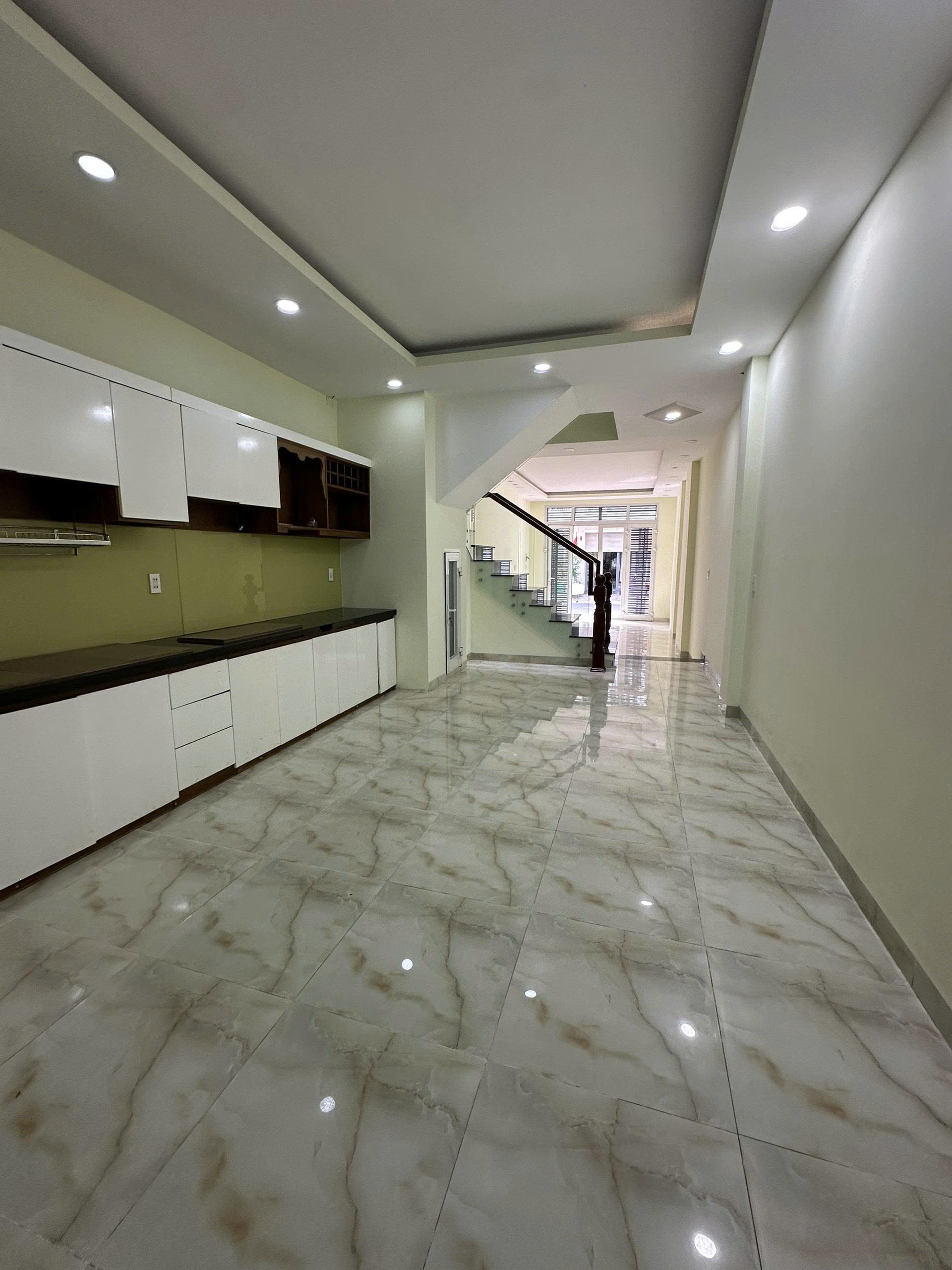 Nhà 3 tầng kdt Lê Hồng Phong 2 _ mặt tiền đường 8C, cách đường số 13 : 50m. Dt 64m2. Giá 7.99ty