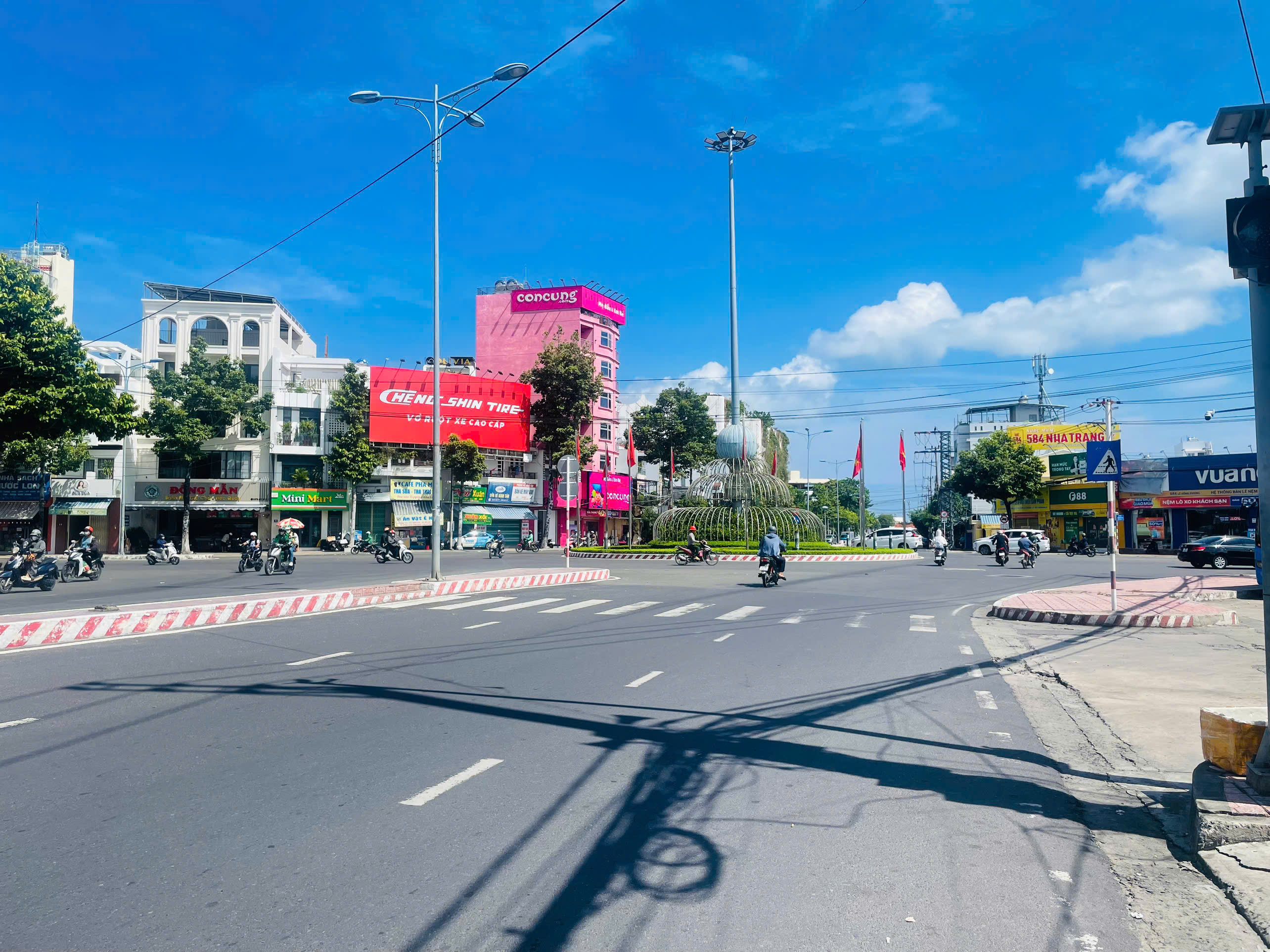 Căn dãy trọ 3 phòng, góc 2 mặt thoáng _ gần vòng xoay Lê Hồng Phong, đường ô tô nhỏ. Dt 56m2. Giá 3.7ty