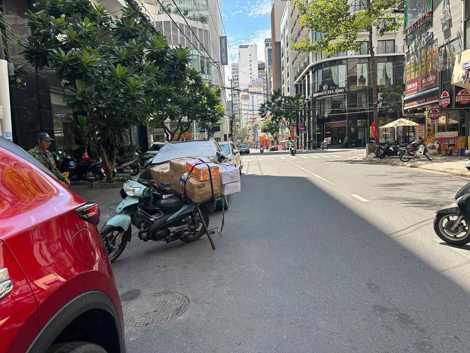 Bán nhà mặt tiền đường Hùng Vương, TP Nha Trang, thuê 50tr