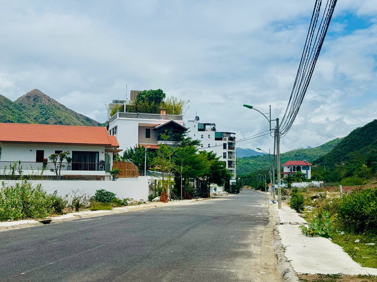 BÁN LÔ ĐẤT ĐẸP MẶT TIỀN 15m ĐƯỜNG TRIỆU QUANG PHỤC - VĨNH HOÀ, CÁCH BẾN DU THUYỀN CHỈ 2 PHÚT ĐI XE. Dt 300m2. Giá 18ty800