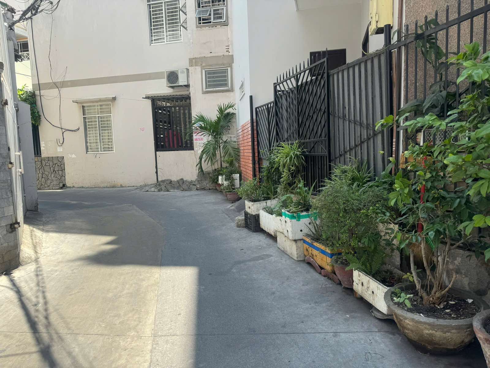 Bán nhà 2 tầng hẻm ô tô đường Nguyễn Thiện Thuật, Nha Trang, cách Biển 200m