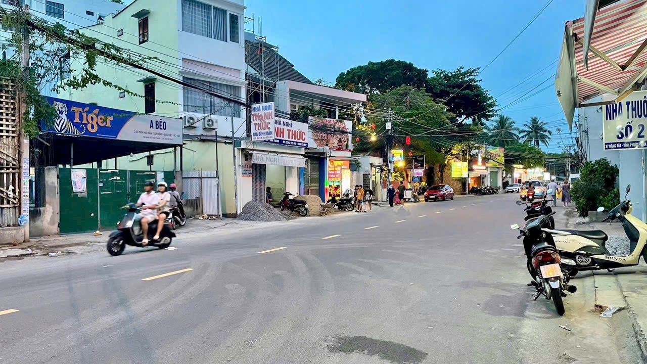 Bán Lô góc 2 mặt tiền đường Đặng Tất, Cách Biển Hòn Chồng 200m