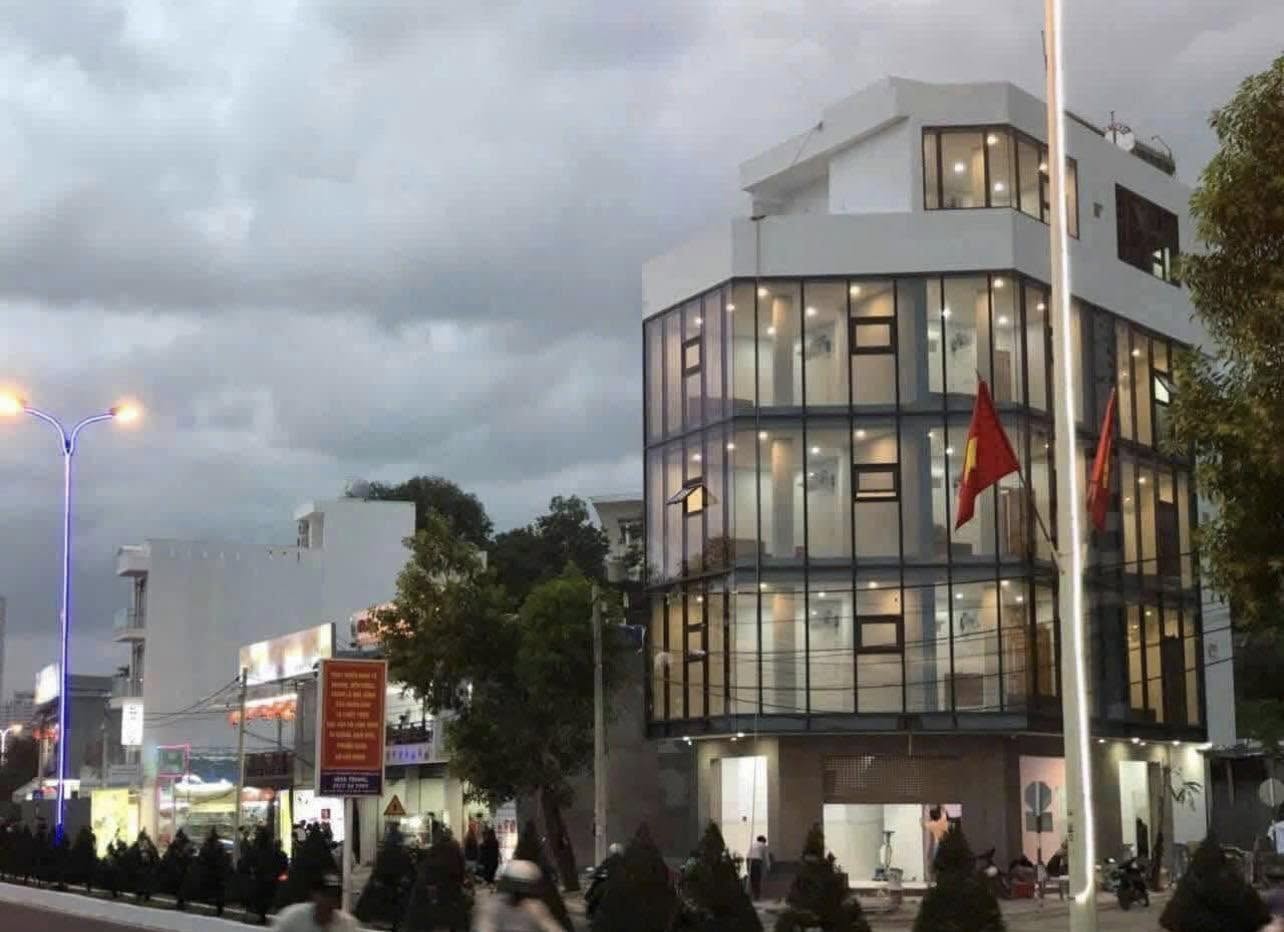 Bán toà nhà Căn hộ View Biển, mặt tiền Phạm Văn Đồng, Nha Trang