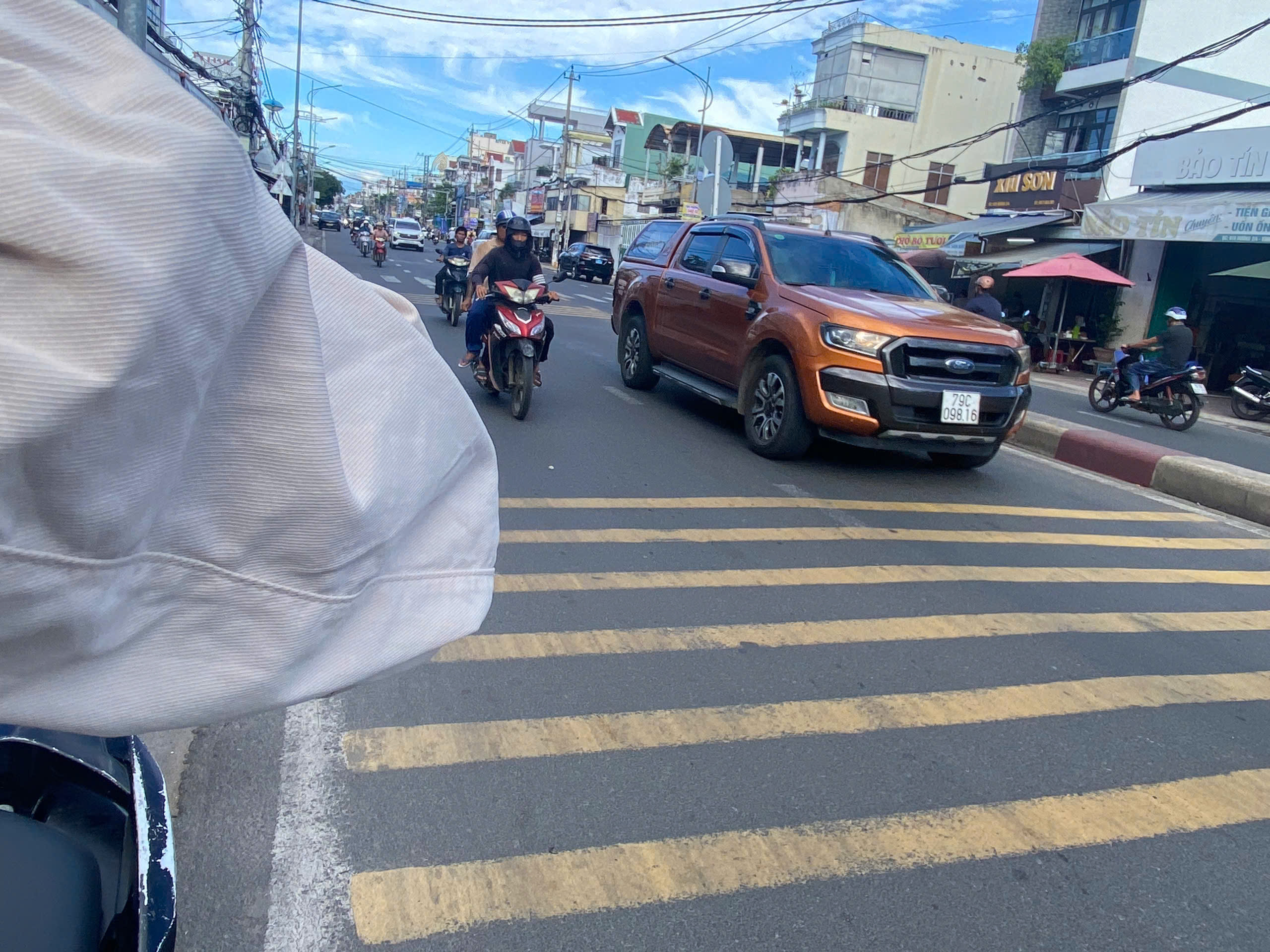  Làm sát chủ ; Cho thuê nhà mặt tiền đường 2/4 _ bên cầu Xóm Bống Nha Trang. Giá 10tr/tháng