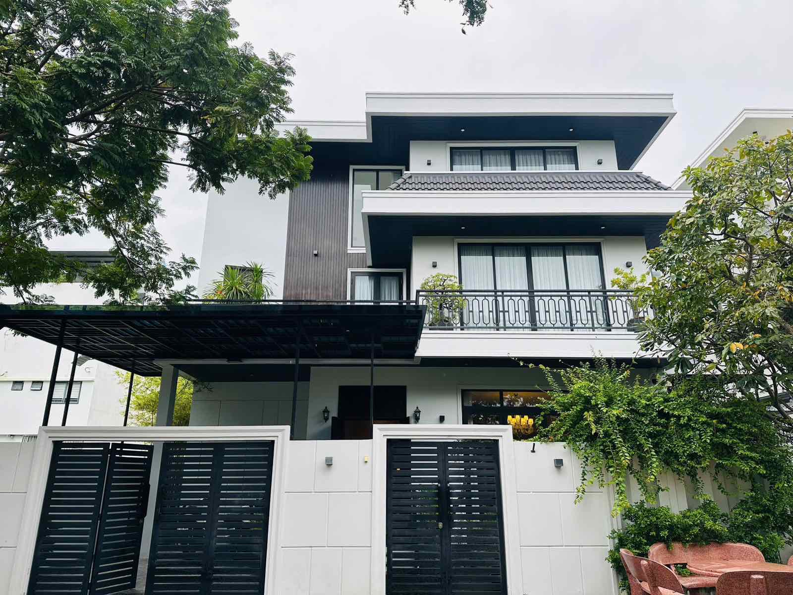 Bán Biệt thự 3 tầng khu đô thị Hà Quang 2 đối diện công viên