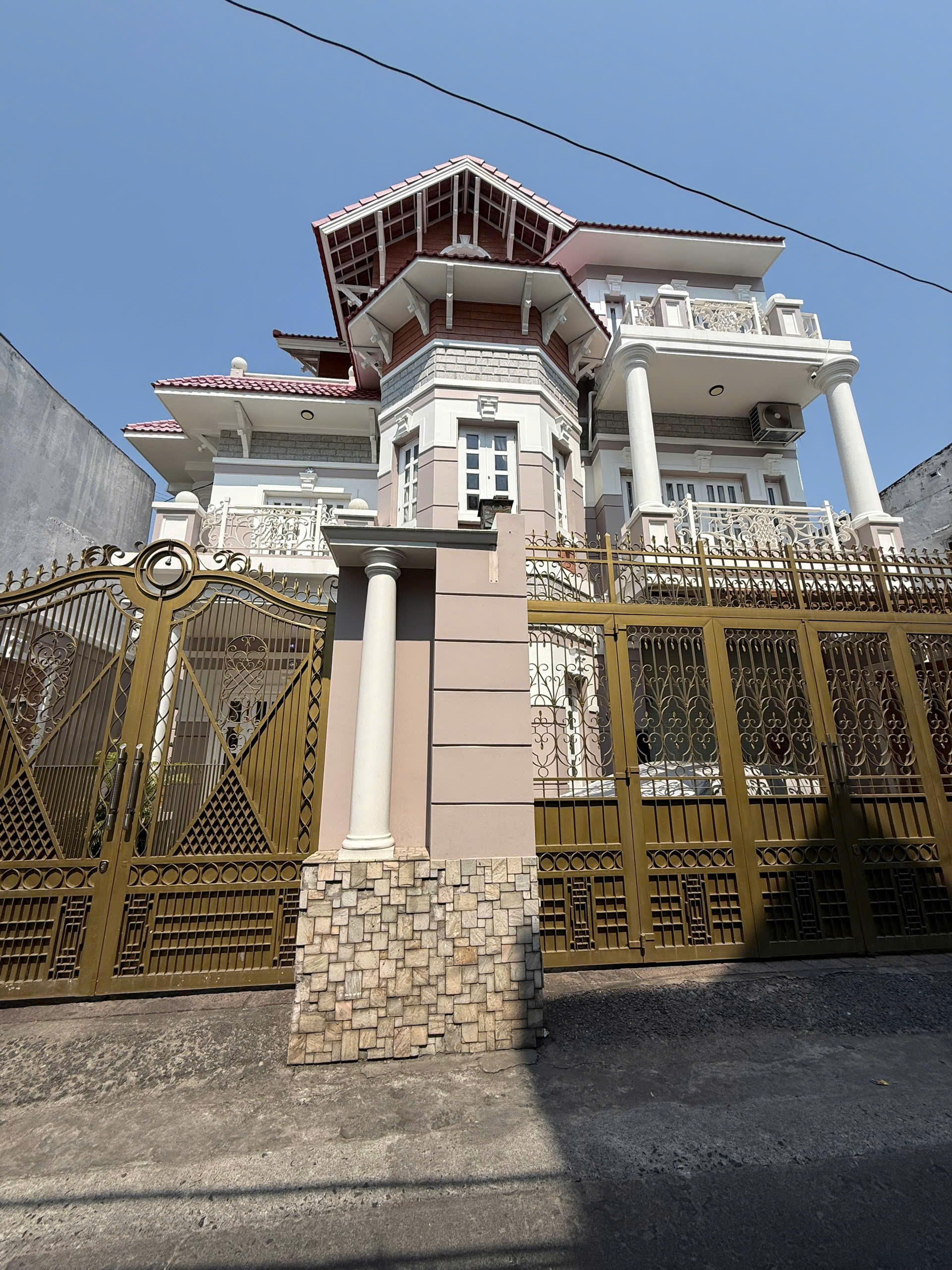 SIÊU PHẨM NHÀ MẶT TIỀN ĐƯỜNG NÚI MỘT – VILLA CHÂU ÂU GIỮA LÒNG PHỐ BIỂN. Dt 272.96m2. Giá 30tỷ