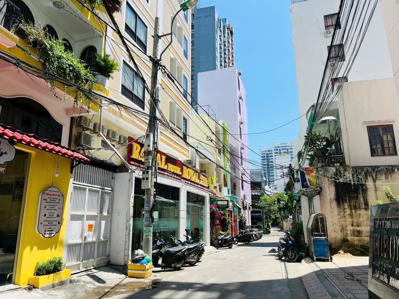 Nhà 2 tầng Bạch Đằng nối dài _ khúc phố Tây vô cùng sầm uất ( hẻm thông vi vu ). DT 96.3m2. Giá 20.1ty