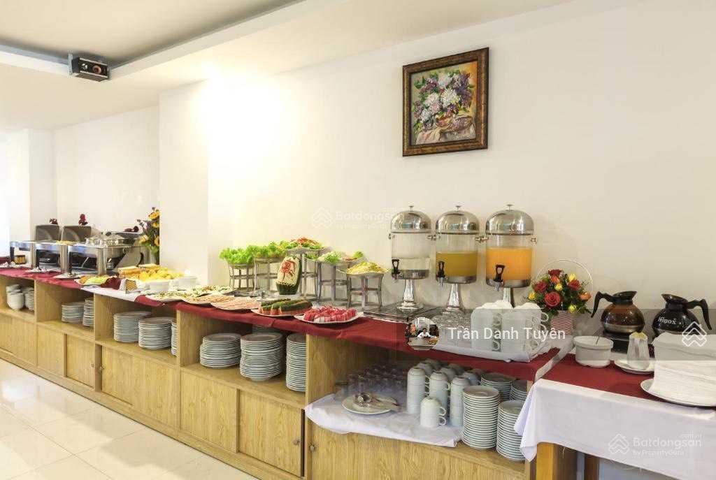 Bán khách sạn 3 sao cụm 100 Trần Phú Nha Trang, có bãi đậu xe rộng rãi.