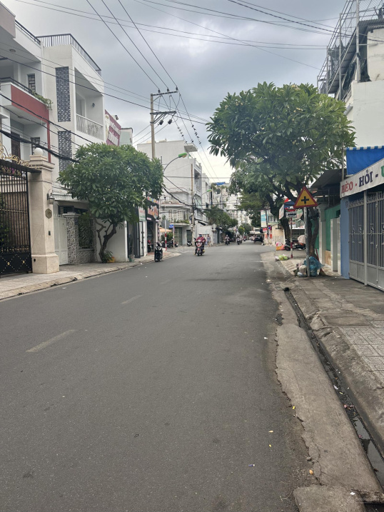 Bán nhà 4 tầng 1 hầm mặt đường Trần Bình Trọng, Nha Trang.