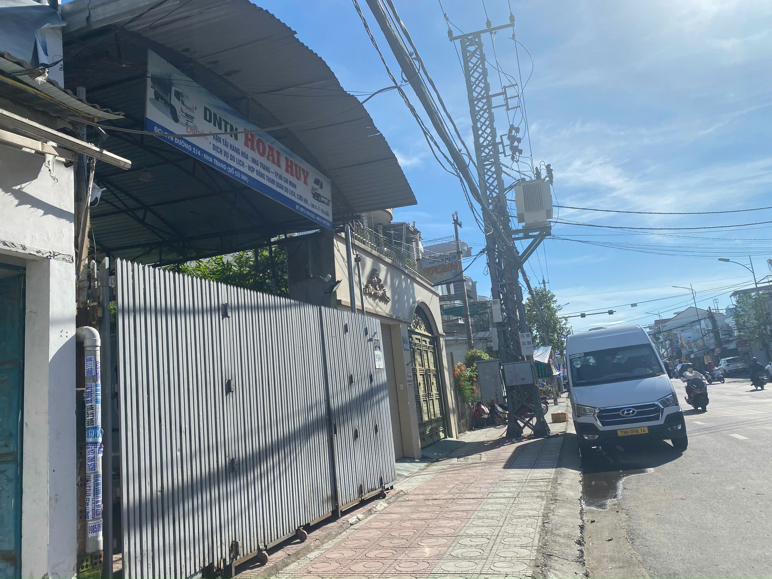 Làm sát chủ ; Cho thuê nhà mặt tiền đường 2/4 _ bên cầu Xóm Bống Nha Trang. Dt 20m2. Giá 7.5tr/thag