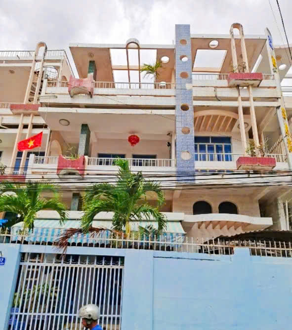 Nhà 3 tầng mặt tiền Ngô Đến, ngang 10m * Cách 2/4: 150m. Dt 158m2. Giá 75tr/m2
