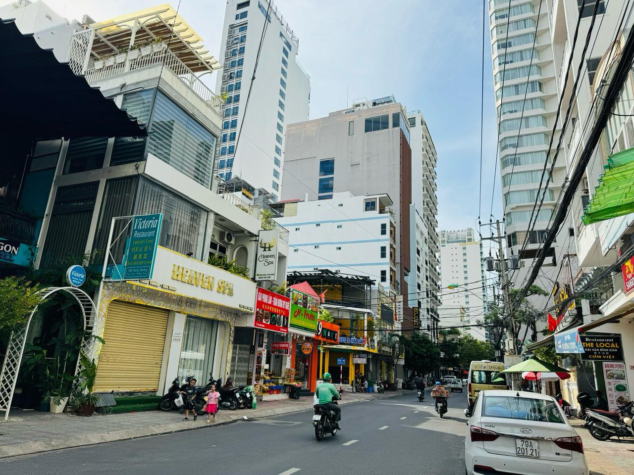 Cho thuê nhà 3 tầng mặt đường Hùng Vương, Nha Trang, khu trung tâm