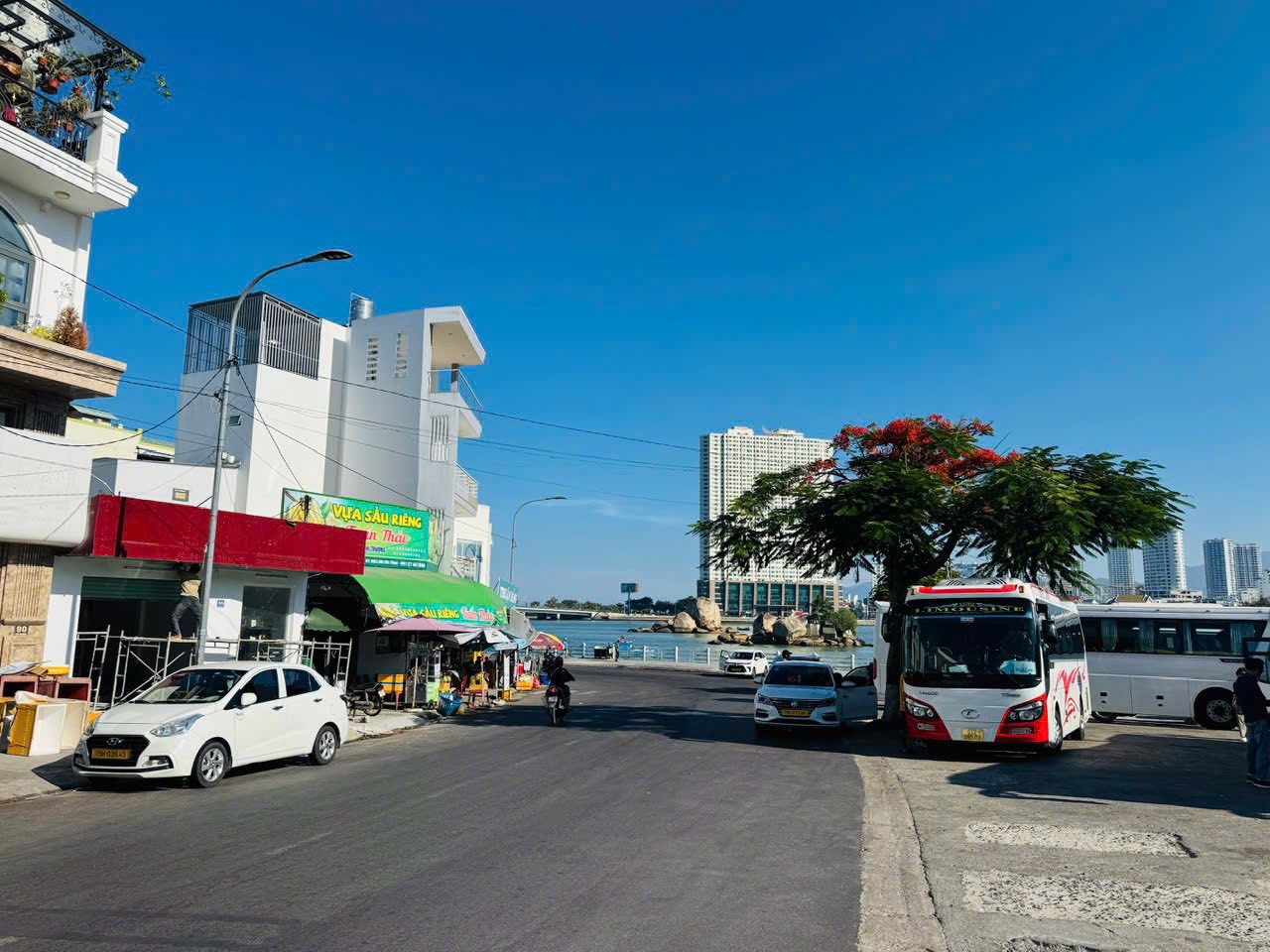 Bán lô đất mặt tiền đường Cù Huân sát bờ kè sông, Nha Trang giá tốt