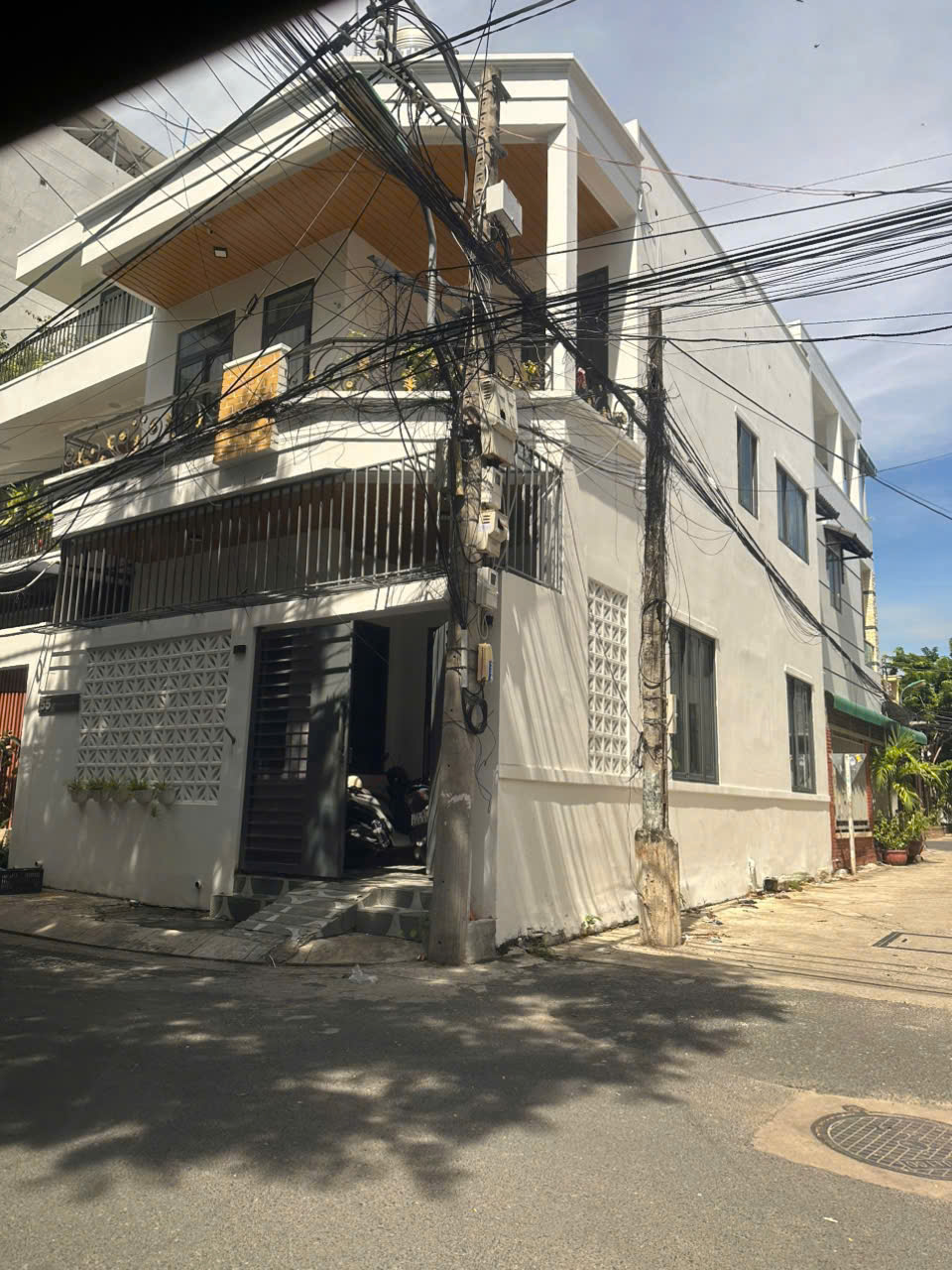 Góc 2 mặt tiền Phó Đức Chính _ nhà 2,5 tầng đã hoàn công * Cách biển Ba Làng: 190m. Dt 72m2. Giá 11.2ty
