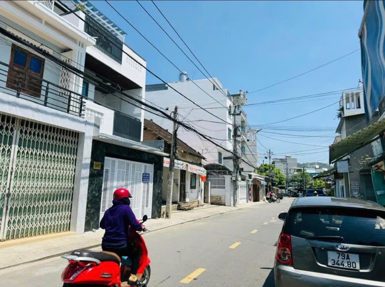 Bán nhà mặt đường Nguyễn Thái Học, Nha Trang, cạnh Chợ Đầm