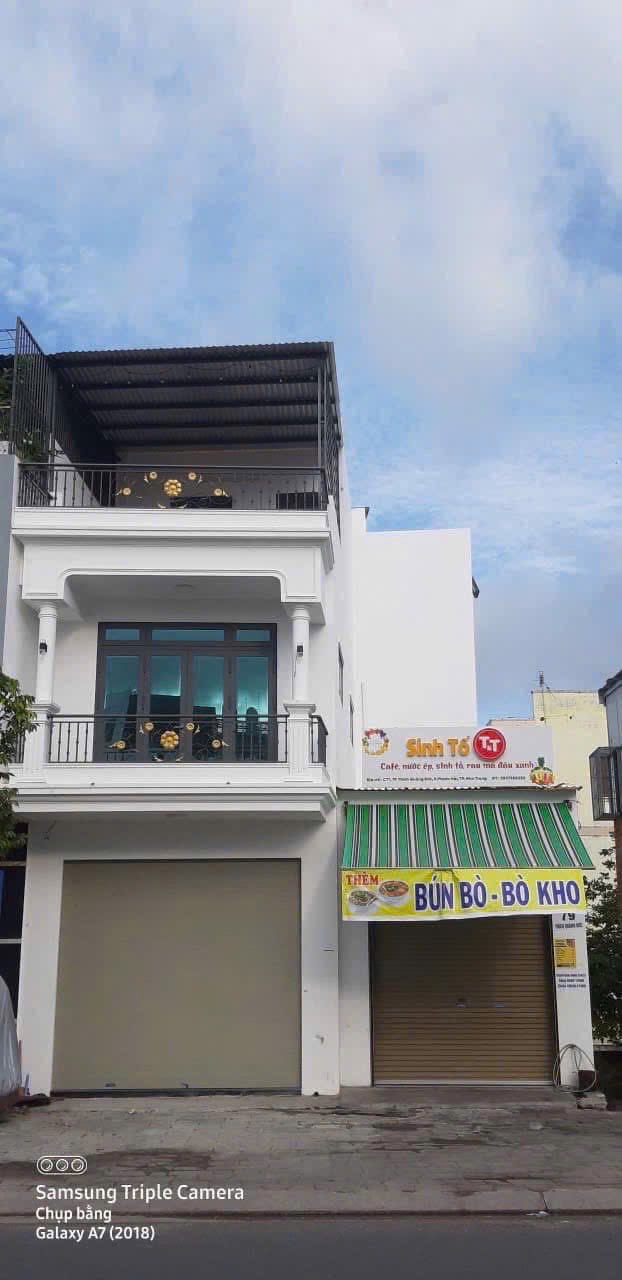 Bán nhà 3 tầng mới mặt tiền đường số 4 Thích Quảng Đức gần vòng xoay Phong Châu