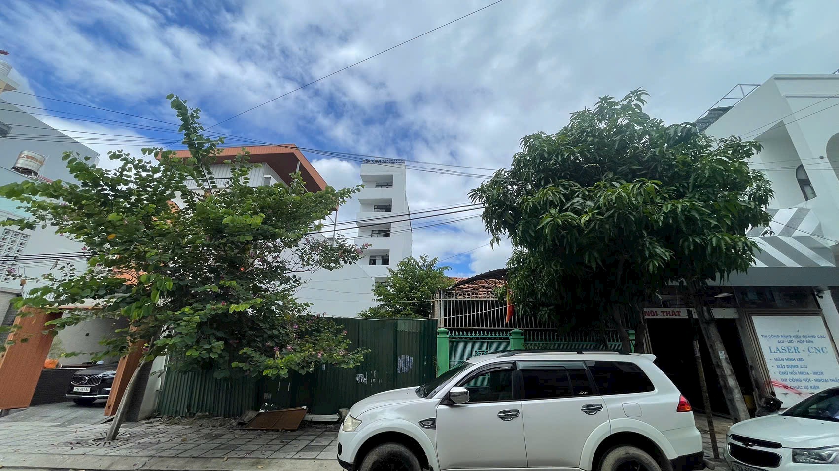 Bán Đất Tặng Nhà Đường Khúc Thừa Dụ rộng 13m, Phường Phước Long