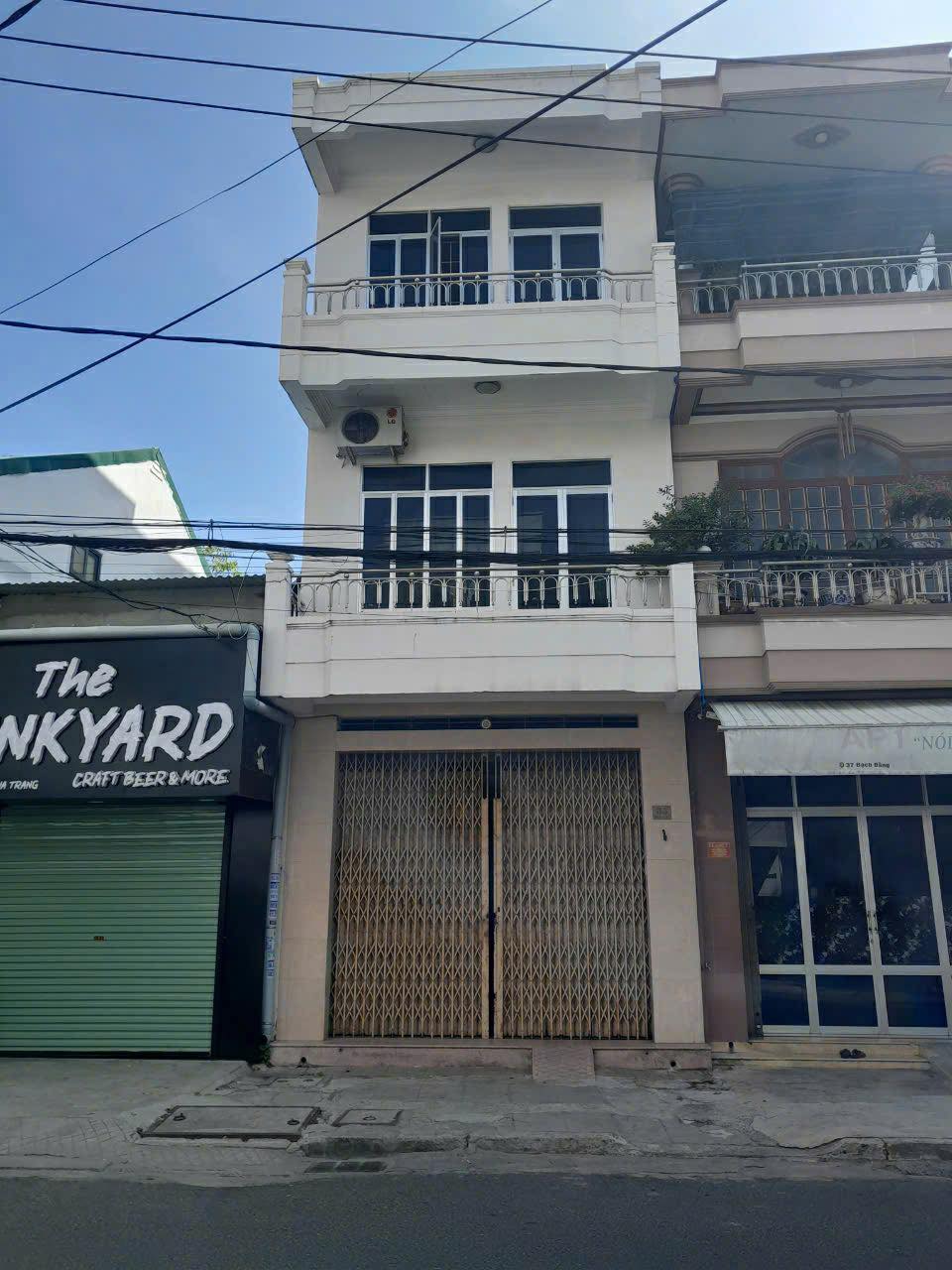 Bán nhà mặt tiền đường Bạch Đằng, Nha Trang ngang 4,4m