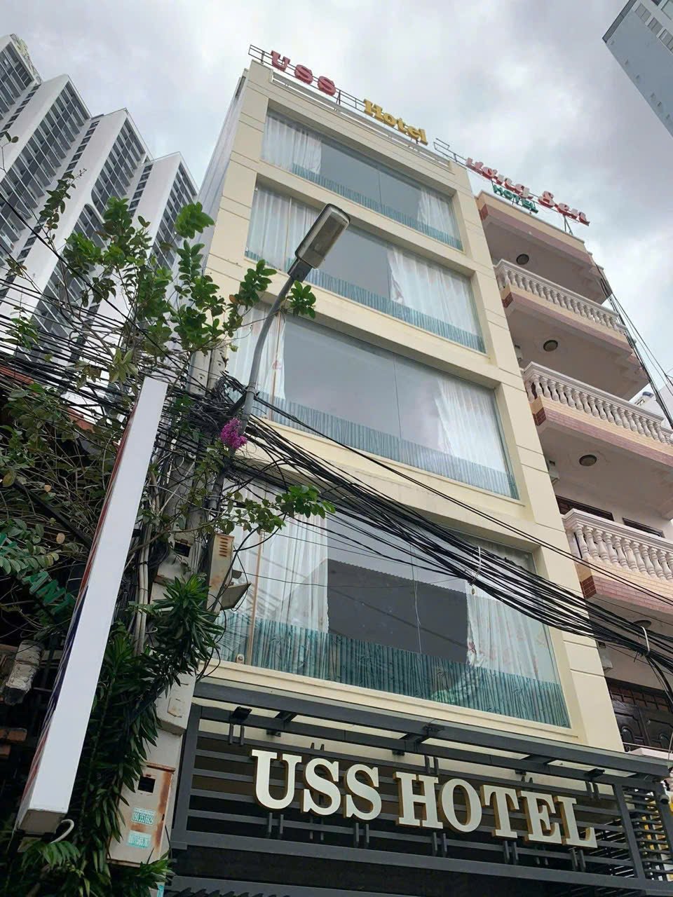 Bán Khách sạn trung tâm Nha Trang cách biển 100m đường 5m thông ô tô