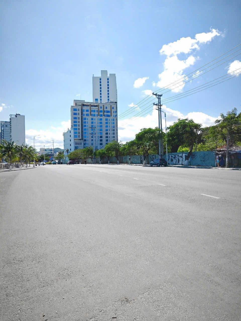 Bán Lô đất mặt tiền Phạm Văn Đồng (ngang 10m), Nha Trang