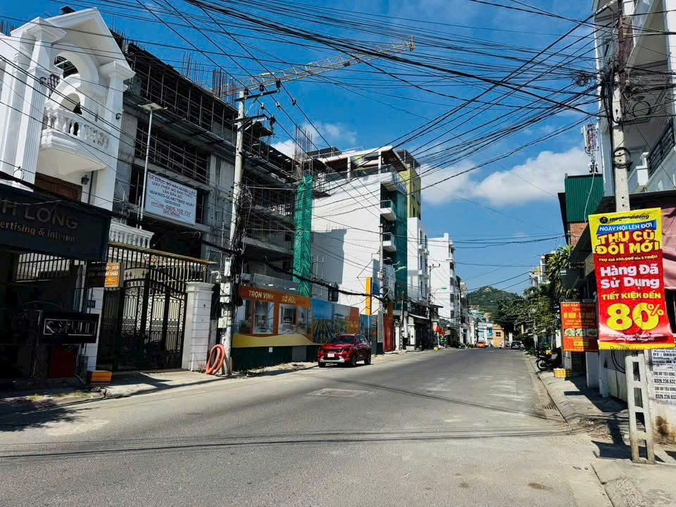 Nhà Bắc Sơn _ ngang dài 9m , cách biển Hòn Chồng: 450m. Cách đường ô tô 40m. Dt 110.2m2. Giá 6.3ty