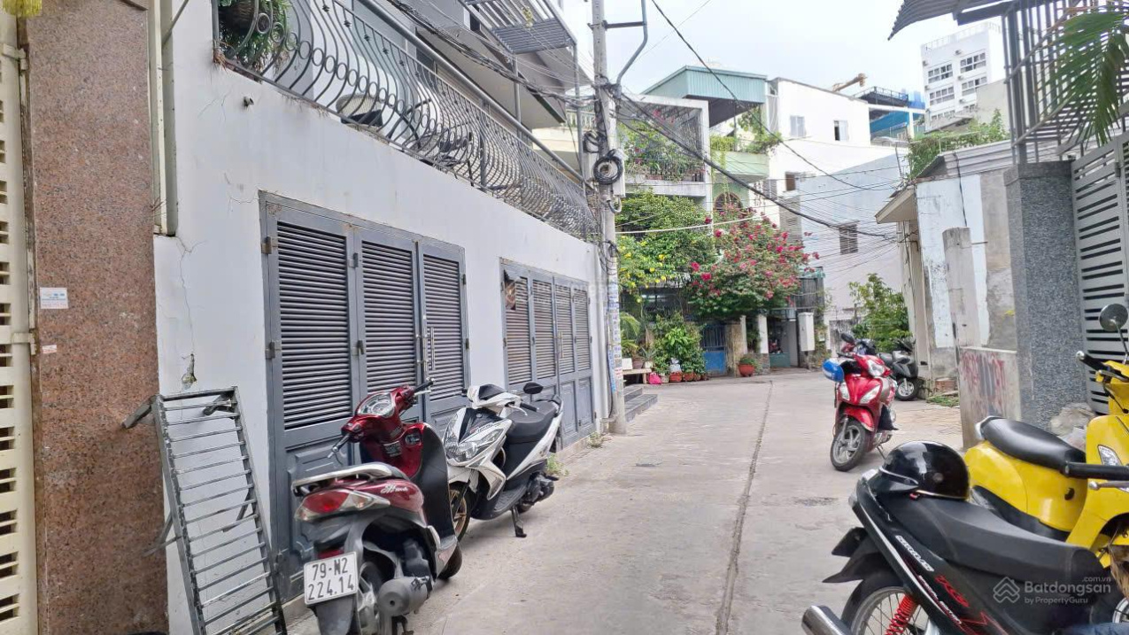 Bán nhà 2 mặt tiền đường hẻm Tuệ Tĩnh, Nha Trang, cách Biển 400m.