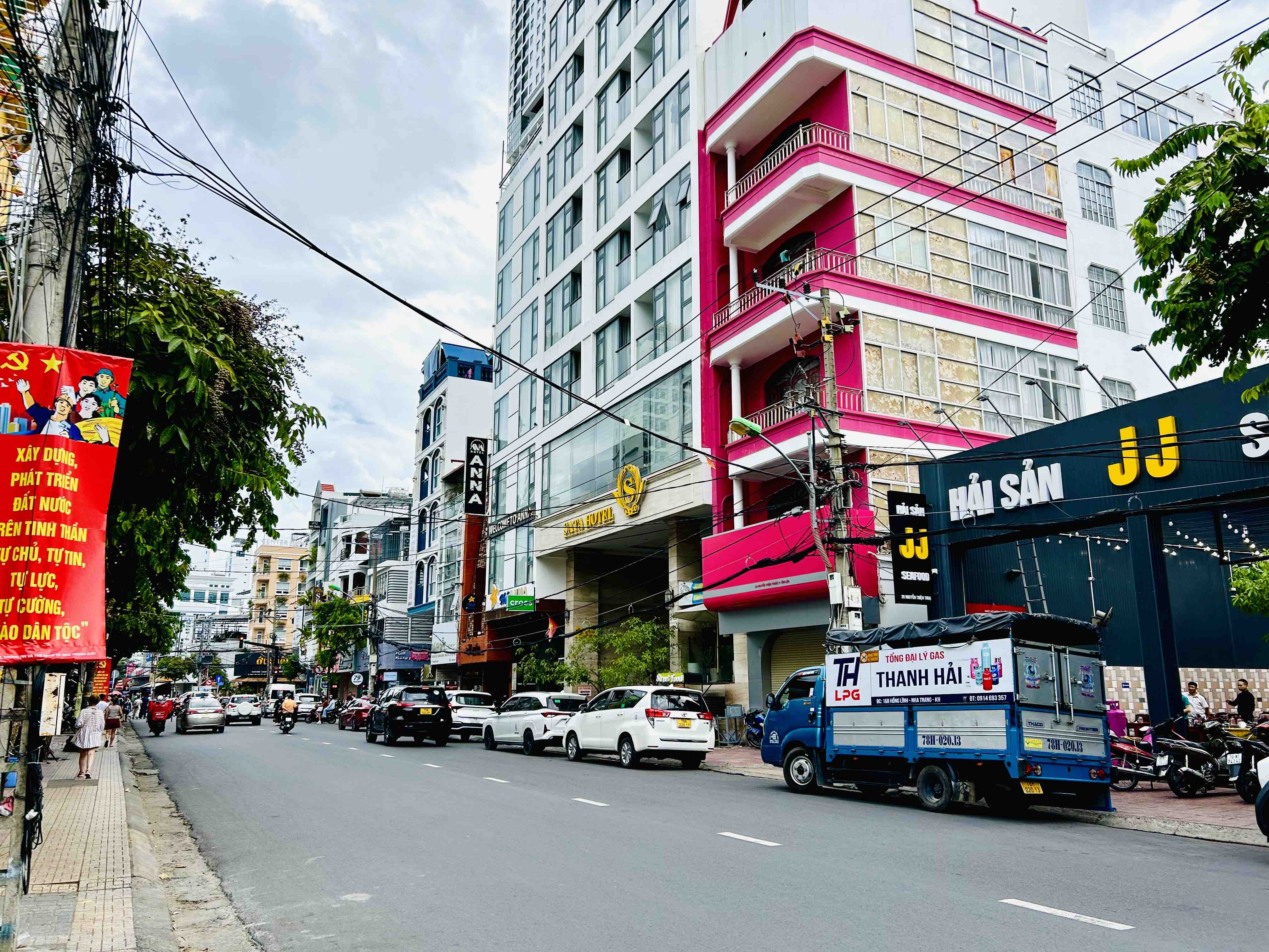 Bán nhà mặt tiền đường Nguyễn Thiện Thuật, Nha Trang, cách Biển 300m