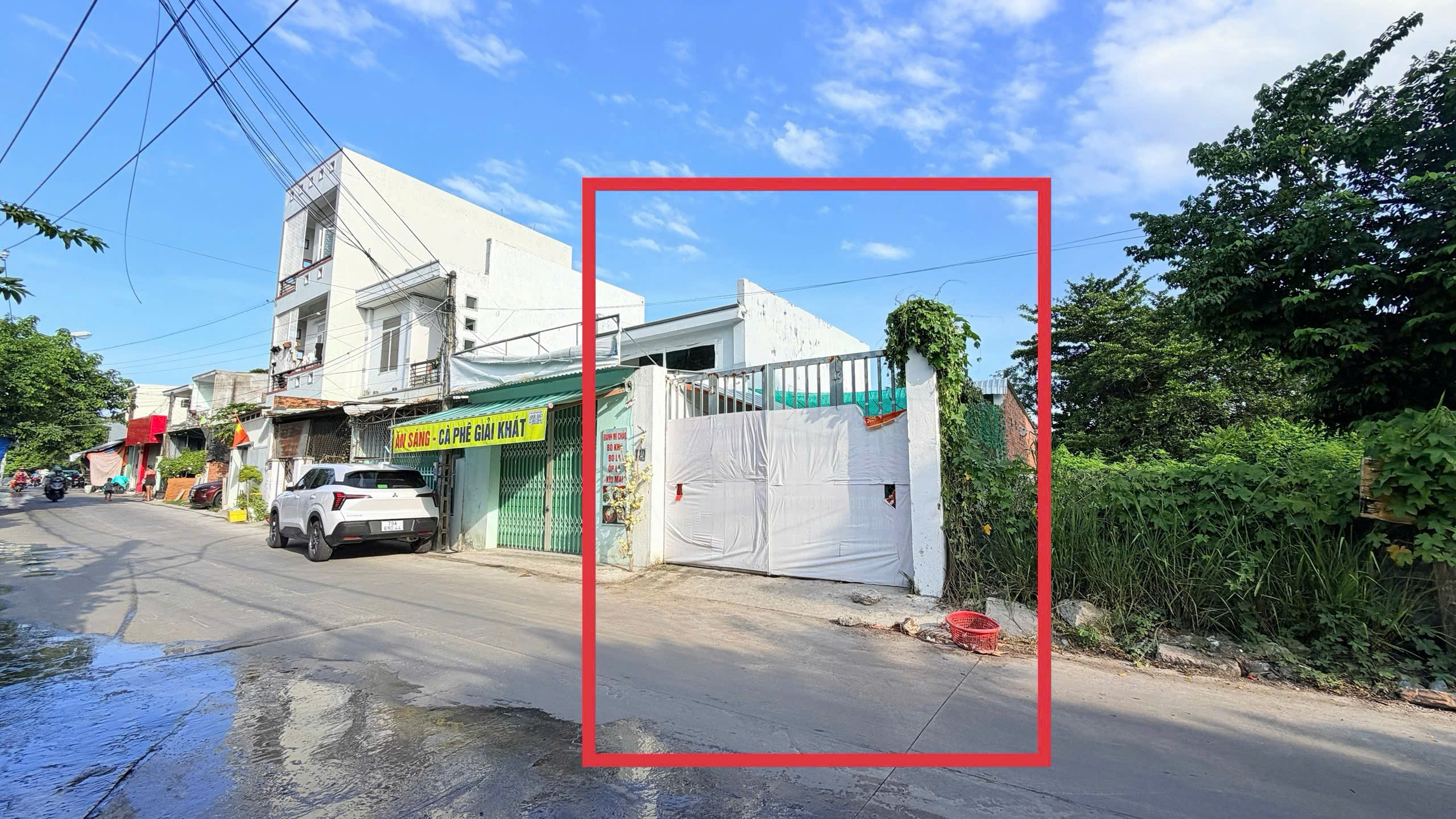 Mặt tiền đường Nguyễn Chích _ Cách biển Hòn Chồng: 1,5km. Dt 48m2. Giá 2.860ty