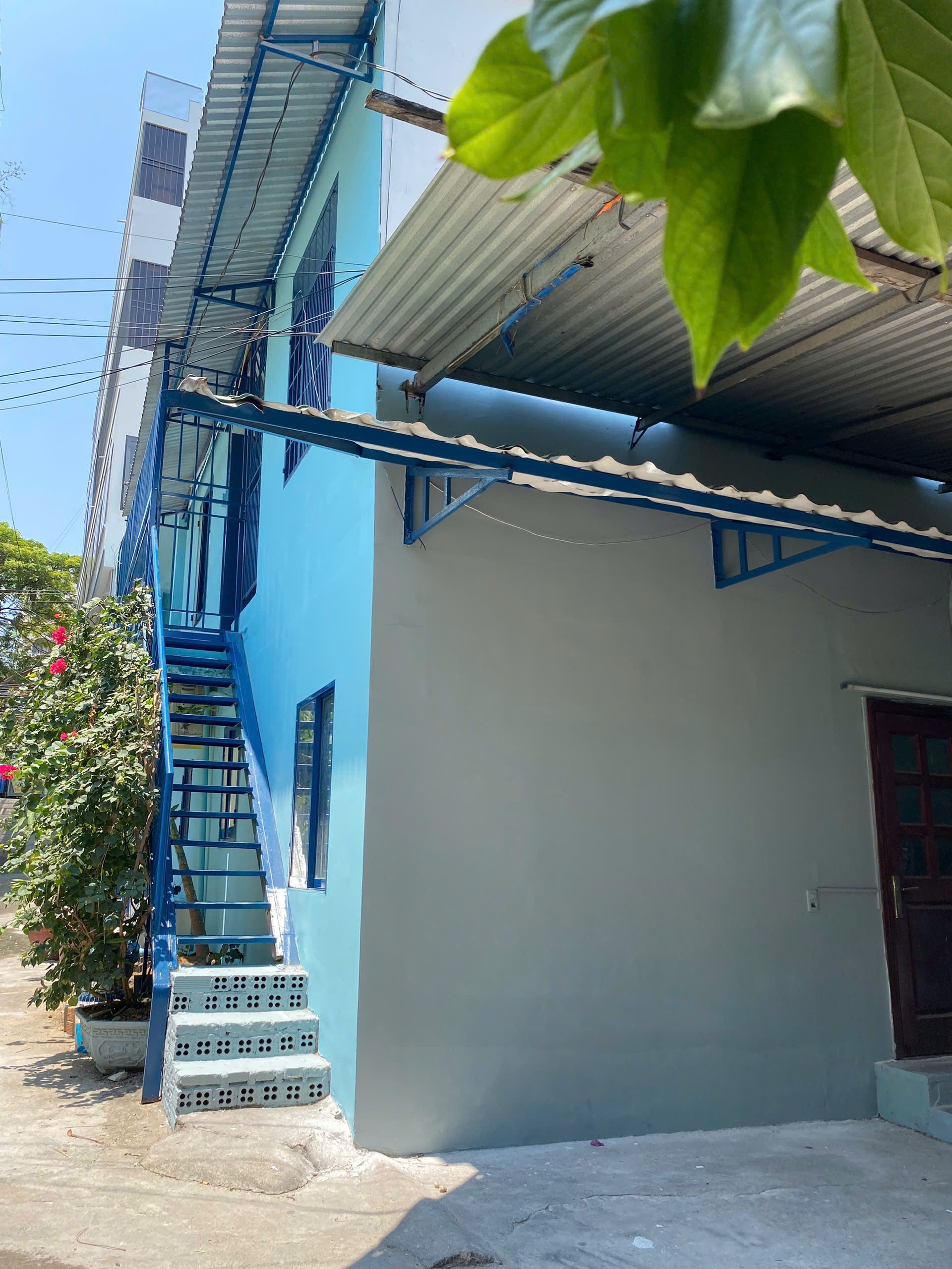 Cho thuê căn nhà 2 mặt tiền - sát Napoleon ( hẻm Nguyễn Đình Chiểu , ra biển Hòn Chồng 300m ). Dt 92m2. Giá 20tr/tháng