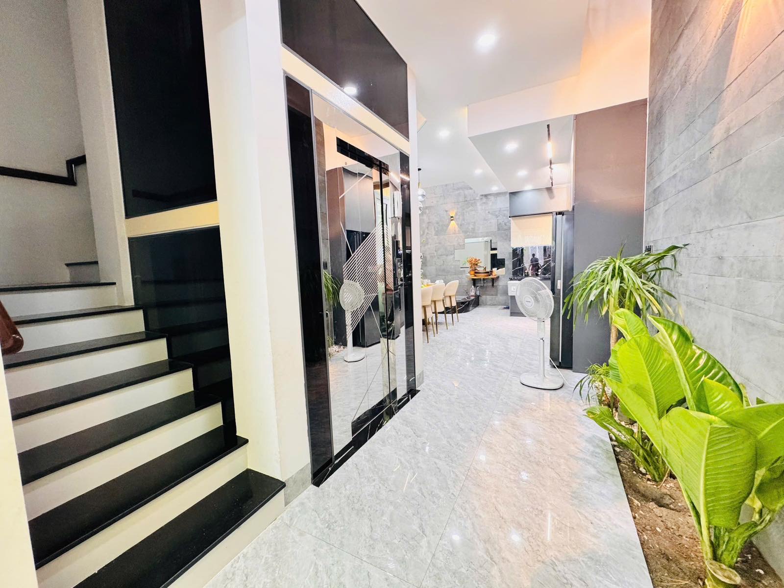 Bán nhà đẹp 7 tầng sát biển mặt tiền đường Phạm Ngọc Thạch, Nha Trang