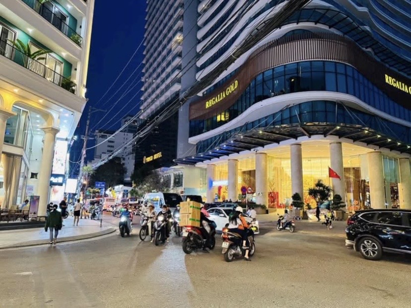 Bán nhà phố mặt tiền Tô Hiến Thành, gần Biển