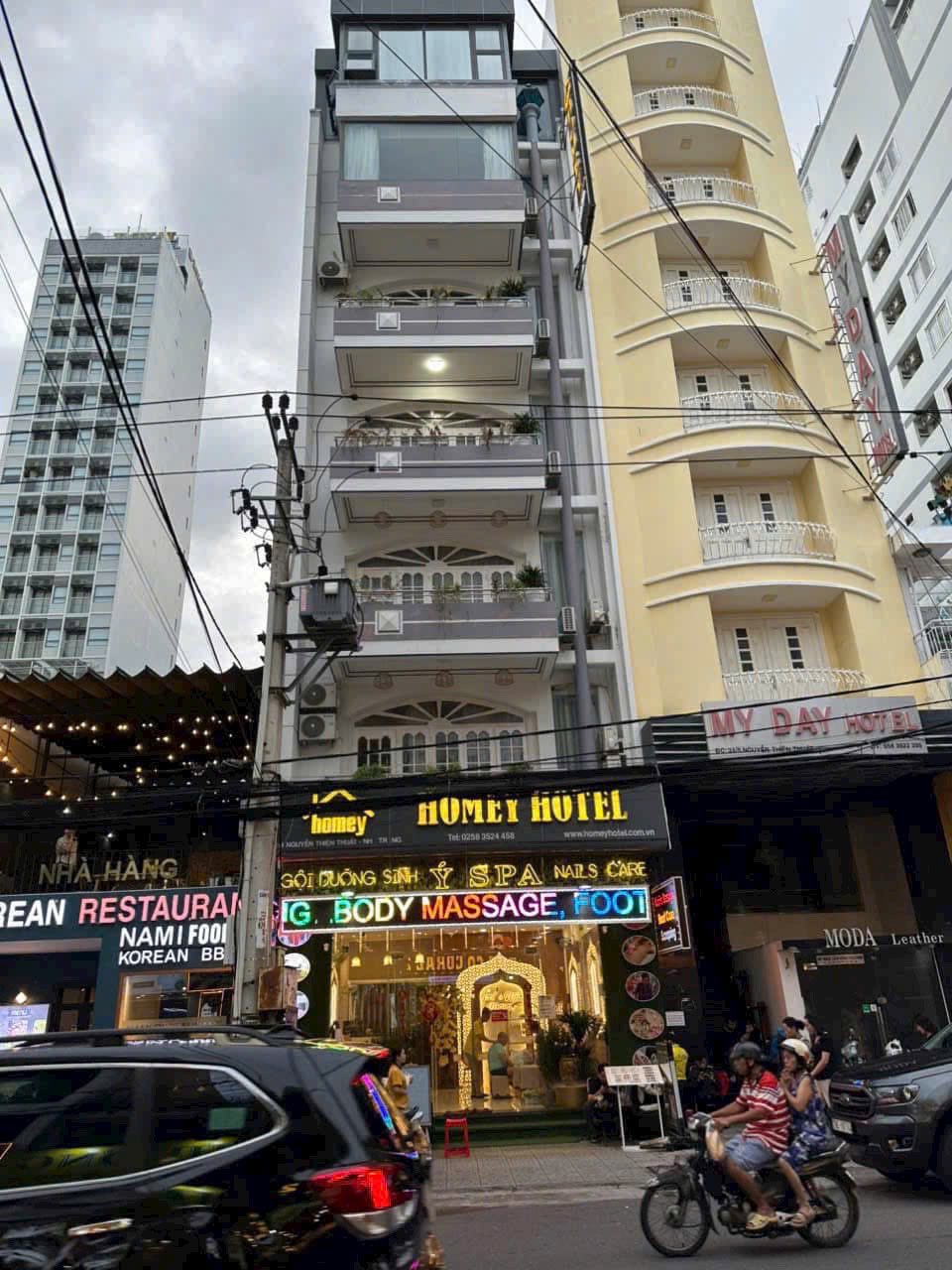 Bán khách sạn phố Tây thấp hơn cả giá đất, 2 mặt tiền đường Nguyễn Thiện Thuật