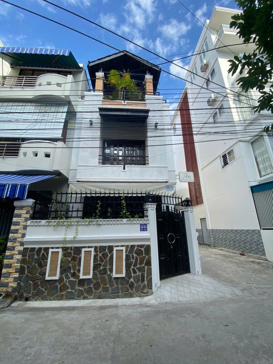 Góc 2 mặt tiền hẻm Bắc Sơn _ nhà 3 tầng full nội thất, siêu mới * cách biển Hòn Chồng: 100m. Dt 73m