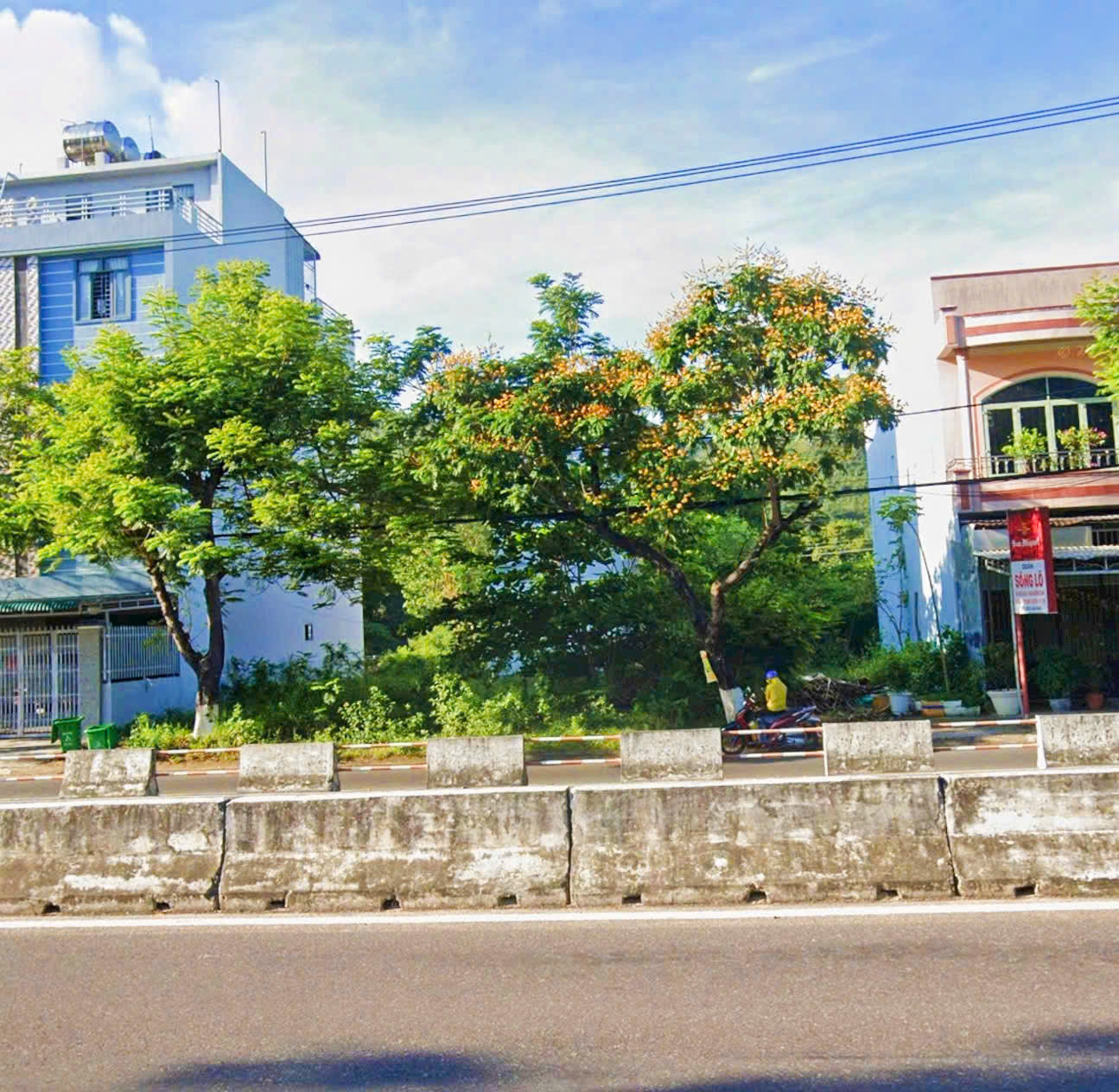 Mặt tiền đường Nguyễn Tất Thành _ nhìn bên kia đường là Resort Diamond Bay & Golf + Villas. Dt 100m2. Giá 3.5ty