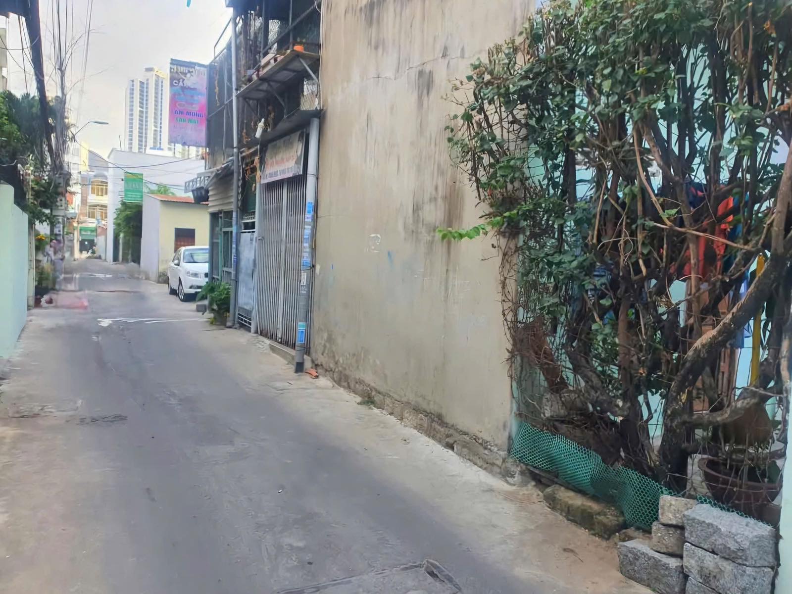 Cần bán đất và nhà cách bãi tắm Hòn Chồng chỉ 150m.