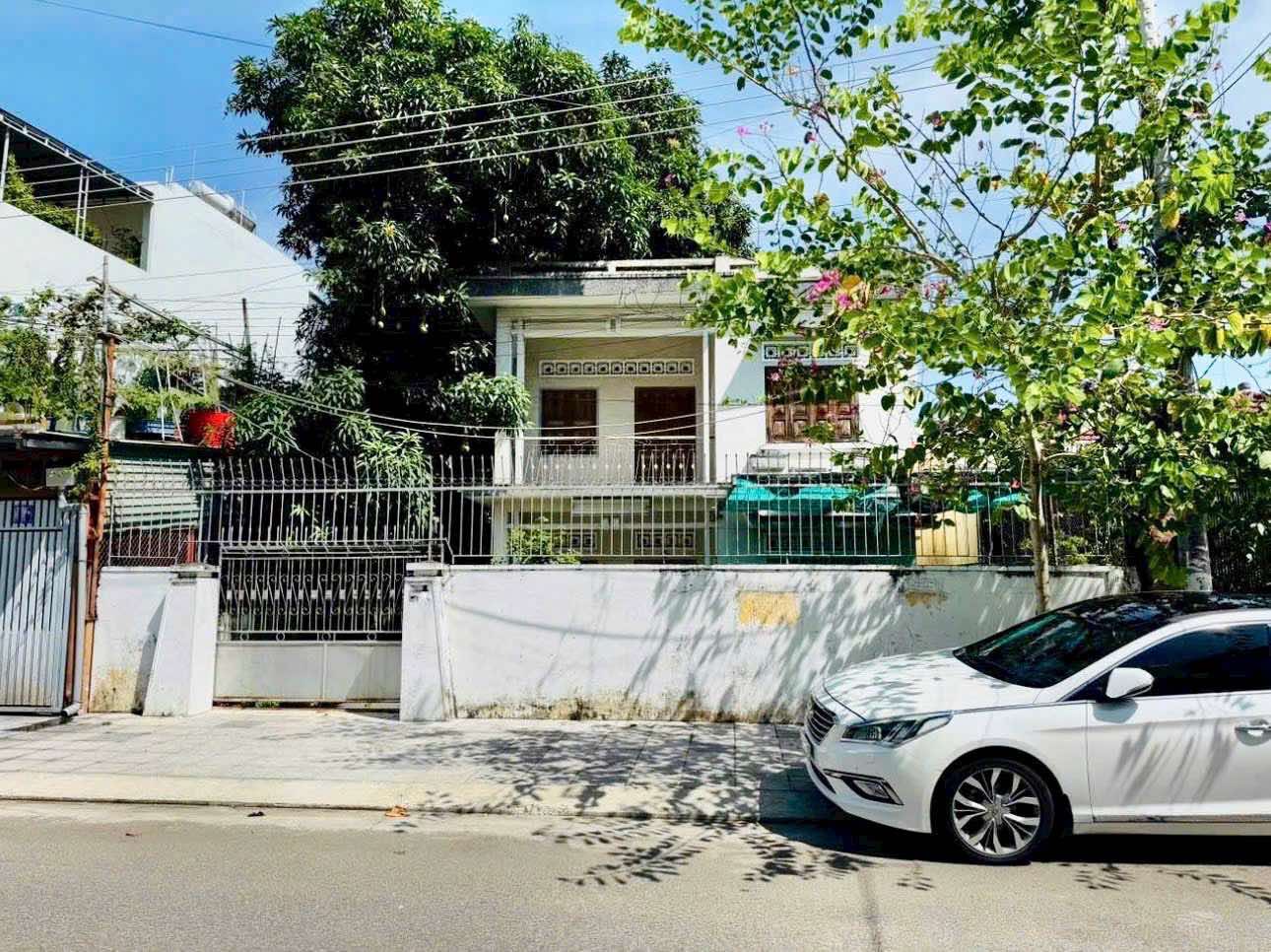 Bán nhà 2 tầng mặt tiền đường Khúc Thừa Dụ ngang 11m, cách Biển Nha Trang 1km